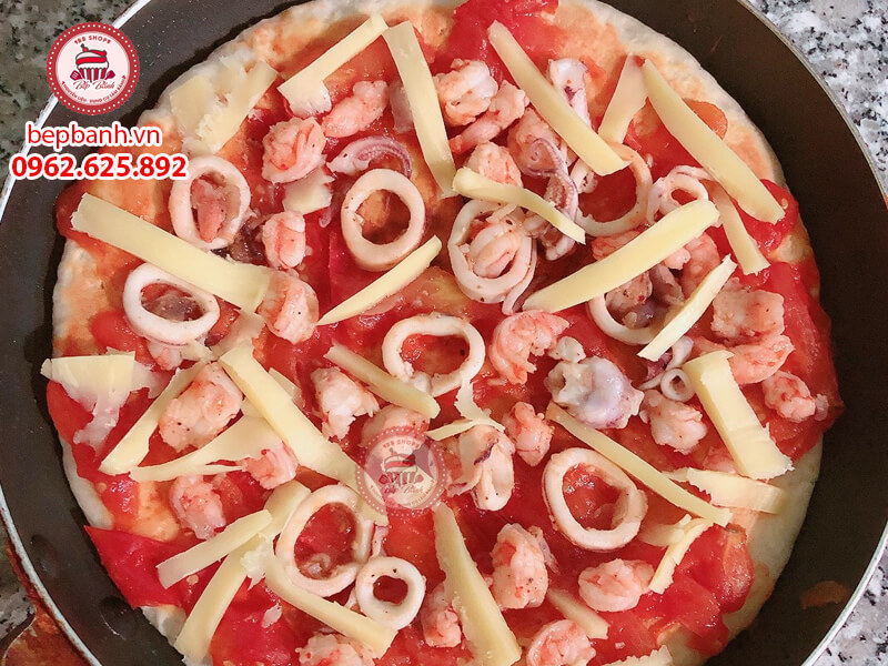 Cách làm pizza bằng chảo, không cần lò nướng mà vẫn giòn thơm, hấp dẫn hơn cả ngoài hàng